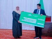 RAIS DK.SAMIA AMKABIDHI KARIA MFANO WA HUNDI MILIONI 500.