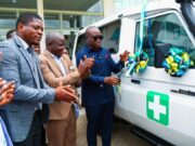 MBUNGE MAVUNDE AKABIDHI GARI YA KUBEBEA WAGONJWA HOSPITALI YA BENJAMIN MKAPA