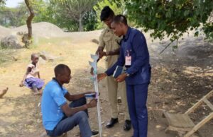 ALIYEPOOZA NA KUSHINDWA KUTEMBEA KWA MIAKA 7 ASAIDIWA FIMBO NA ASKARI KATA GENUINE KIMARIO