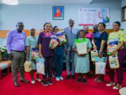 MENEJIMENTI YA MOI YAWAPA ZAWADI NA SHUKURANI WATUMISHI WAKE