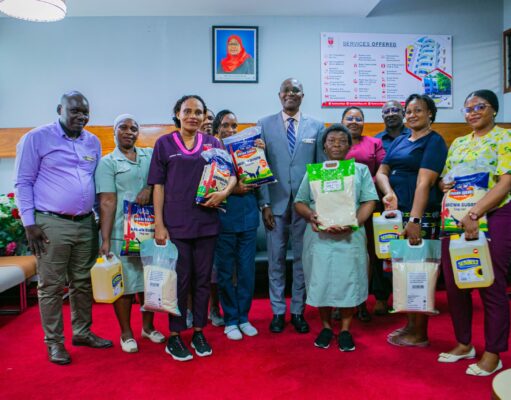 MENEJIMENTI YA MOI YAWAPA ZAWADI NA SHUKURANI WATUMISHI WAKE