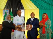 RAIS DK. MWINYI AIPA SHILINGI MILIONI 50 ZANZIBAR HEROES