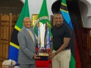 Rais Dk.Mwinyi azaiwadia milioni 100 klabu ya Yanga