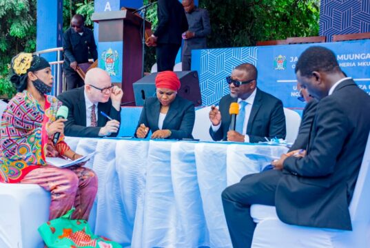 Mwanasheria Mkuu aongoza kliniki ya sheria bure kwa wananchi wa Dar